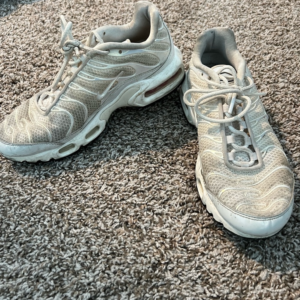 Tennis shoes